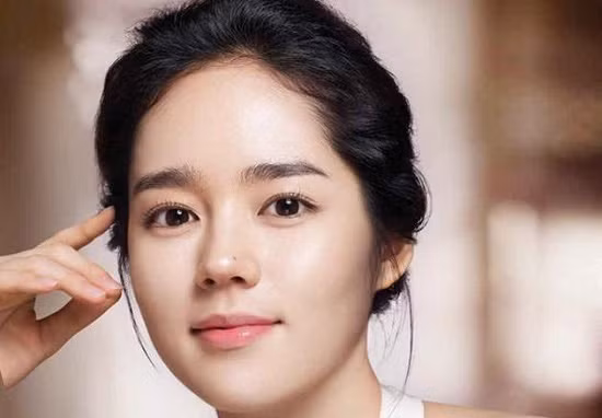  Người mang tướng cằm này dù là trong công việc hay sự nghiệp, hôn nhân gia đình đều tương đối suôn sẻ, không có quá nhiều thăng trầm. Nhất là những năm về sau, vận khí của họ này càng hanh thông. Họ có sự nghiệp ổn định, gia đình hạnh phúc, con cái ngoan ngoãn, hiếu thảo.