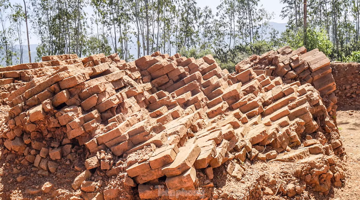Theo TS. Phạm Văn Triệu - Viện khảo cổ học Việt Nam, phế tích tháp Đại Hữu được xây dựng trên đỉnh núi với bề mặt là đá. Trước khi xây dựng tháp người Chăm đã đục những tảng đá để tạo mặt bằng nhất định. Tiếp theo người thợ phủ một lớp đất mỏng đầm nện chặt, lớp này có tác dụng ổn định phần móng và mặt bằng, rồi tiến hành xây gạch và đá lên.