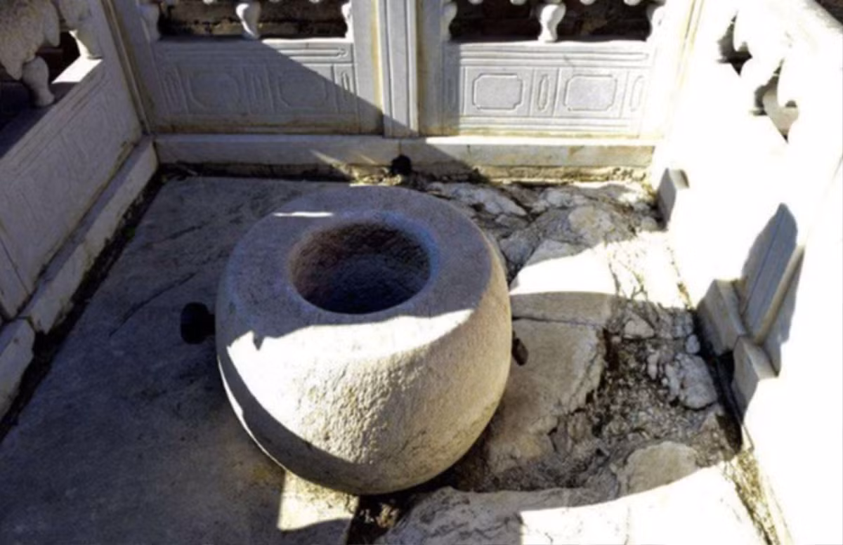 Ba là ngọc ngà châu báu đối với vua và các hoàng thân quốc thích thì nó chỉ như món đồ chơi. Có những thứ họ thích, có thứ họ chẳng thèm đoái hoài nên chính họ sẽ ra lệnh ném xuống giếng như một cách tiêu hủy vật vô dụng. Ảnh CNRP