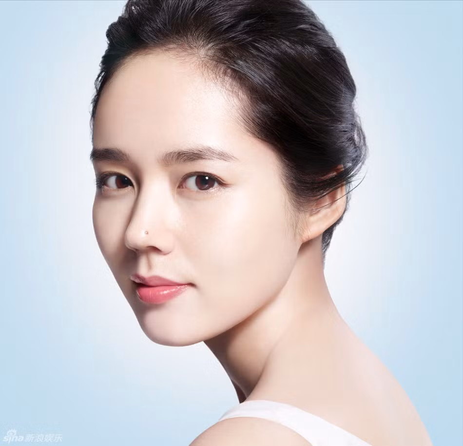 Trán rộng và đầy đặn: Theo nhân tướng học, vầng trán đại diện cho trí tuệ, quyền lực. Người có vầng trán rộng và đầy đặn thường có vận mệnh khá tốt. Người này được quý nhân phù trợ, sự nghiệp phát triển thuận lợi. 