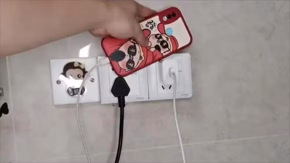 Sạc lâu: Mặc dù điện thoại di động hiện nay có chức năng bảo vệ chống sạc quá mức nhưng việc sạc lâu dài vẫn có thể gây ra sự thay đổi các chất hóa học bên trong pin, ảnh hưởng đến tuổi thọ của pin. 