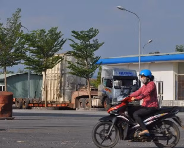 Chiếc xe đầu kéo chở máy biến áp nặng hàng trăm tấn đang "án binh" ven quốc lộ.