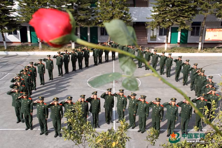 Các nhân viên cảnh sát vũ trang ở tỉnh Tứ Xuyên phía tây nam Trung Quốc xếp hình trái tim nhằm gửi thông điệp tình yêu và lời chúc hạnh phúc tới các cặp vợ chồng quân nhân trên toàn thế giới nhân lễ Valentine. Ảnh chụp ngày 13/2.