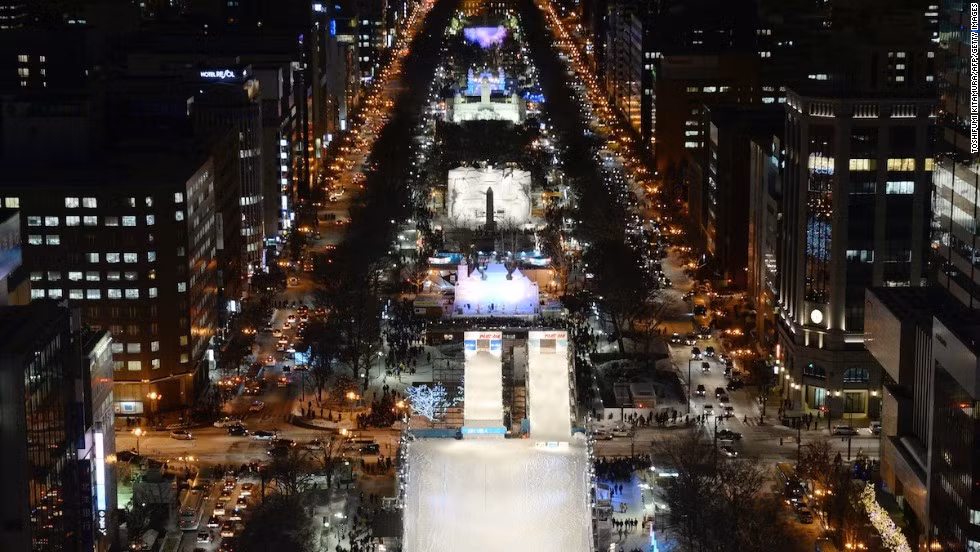Lễ hội băng Sapporo hiện được tổ chức ở 3 địa điểm. Trong đó công viên Odori (ảnh) là địa điểm tổ chức chính.