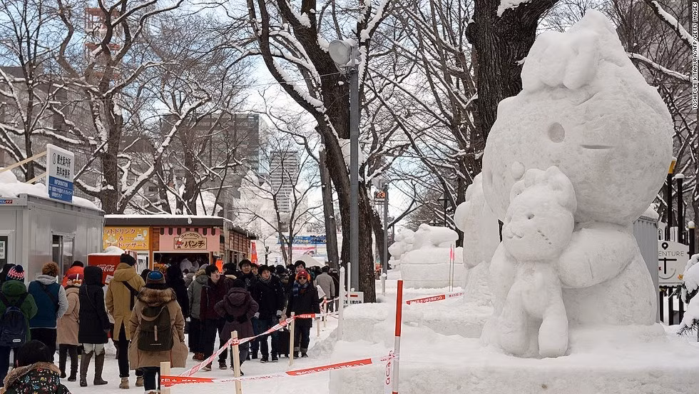 Tác phẩm điêu khắc Hello Kitty khổng lồ tại lễ hội băng Sapporo.