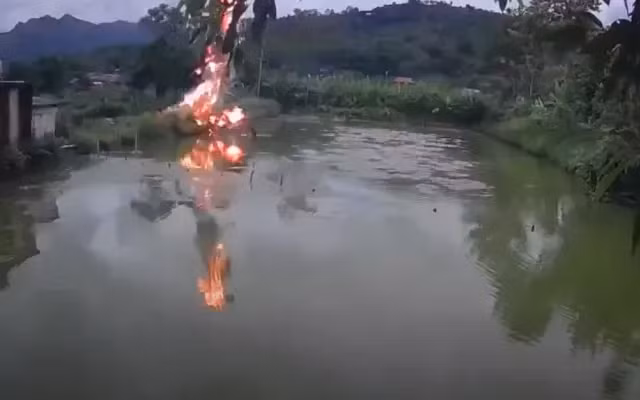 Nguyên nhân được xác định là do dây câu chạm vào đường dây điện cao thế phía trên, dòng điện mạnh lập tức truyền qua cần câu vào người ông. Ảnh minh họa.