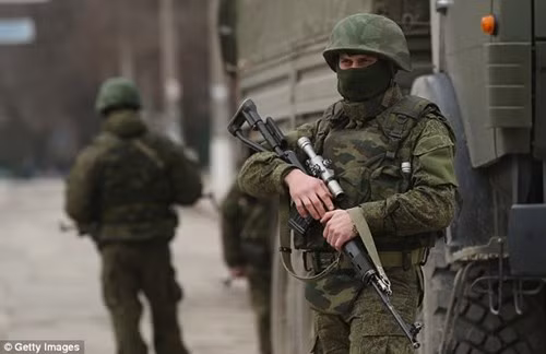 Từng tốp binh sĩ lạ mặt có vũ trang chốt chặn ở các đơn vị quân đội của Ukraine trên lãnh thổ Crimea.