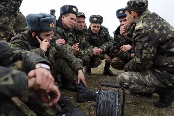 Các binh sĩ Ukraine đóng quân ở Crimea trò chuyện cùng nhau.