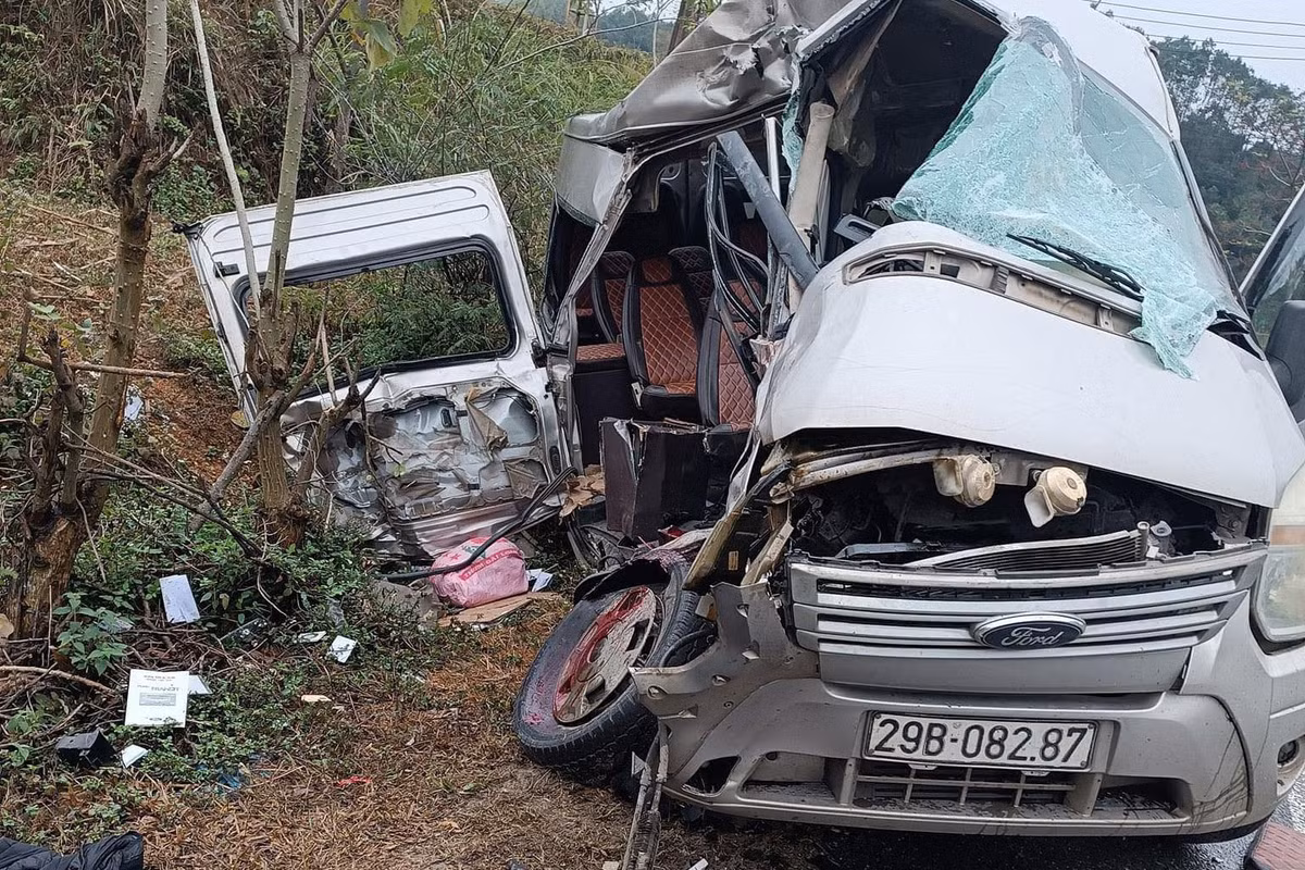 O to khach va cham xe dau keo, 8 nguoi thuong vong