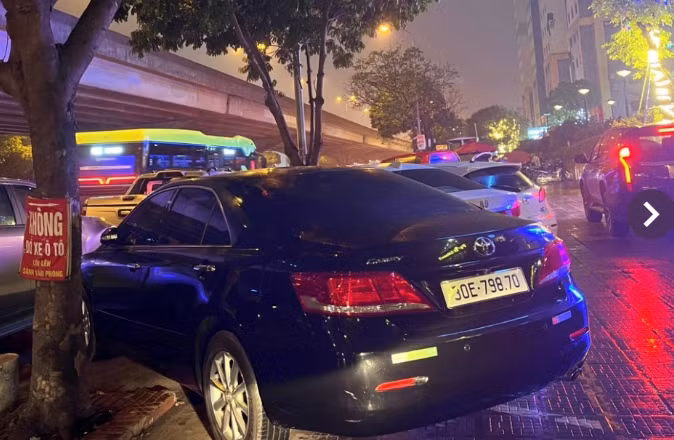 Theo người dân người dân quanh khu vực này, tình trạng ô tô dừng đỗ xuyên ngày đêm, biến lòng đường vỉa hè thành bãi gửi xe trái phép đã tồn tại khá lâu, gây ra mất an toàn giao thông, mỹ quan đô thị và tiềm ẩn nguy cơ tai nạn rất lớn./.