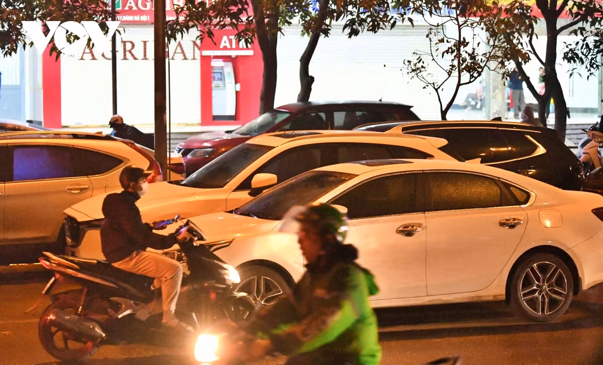 Bà Minh Anh (chung cư Kim Văn Kim Lũ) cho biết: "Từ lâu lòng đường Nghiêm Xuân Yên bị một nhóm người lạ mặt bất chấp quy định và nguy hiểm cho các phương tiện ô tô dừng đỗ, thu tiền. Đông nhất vào khung giờ chiều tối và đêm, thậm chí các phương tiện được đậu đỗ dưới lòng đường xuyên đêm. Đặc biệt có những trường hợp 9h đến 10h sáng vẫn không lấy xe đi, đậu đỗ giữa đường khiến giao thông bị ảnh hưởng nghiêm trọng".