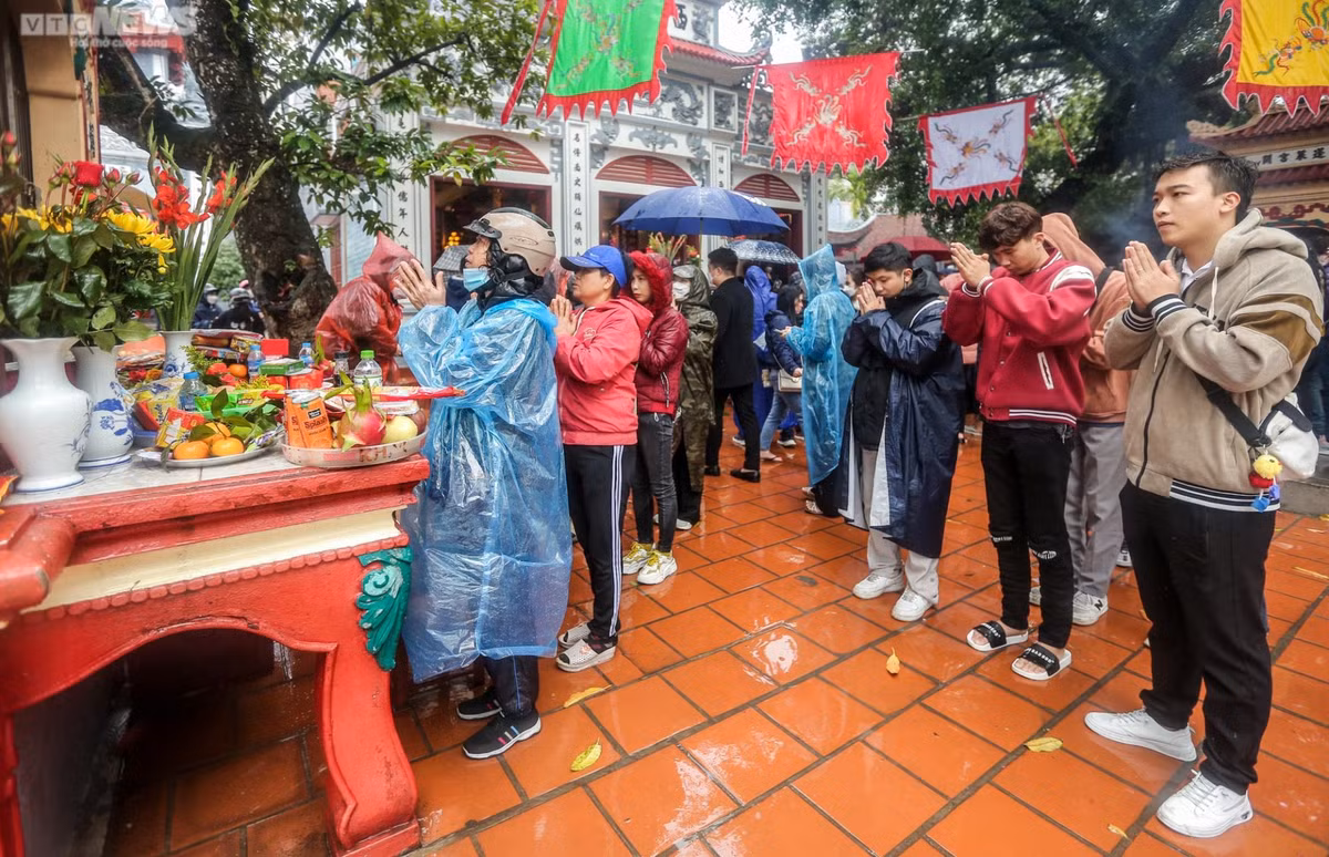 Ha Noi: Dong nguoi doi mua di le phu Tay Ho ngay Ram thang Gieng-Hinh-6