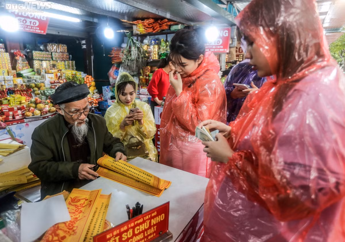 Ha Noi: Dong nguoi doi mua di le phu Tay Ho ngay Ram thang Gieng-Hinh-2