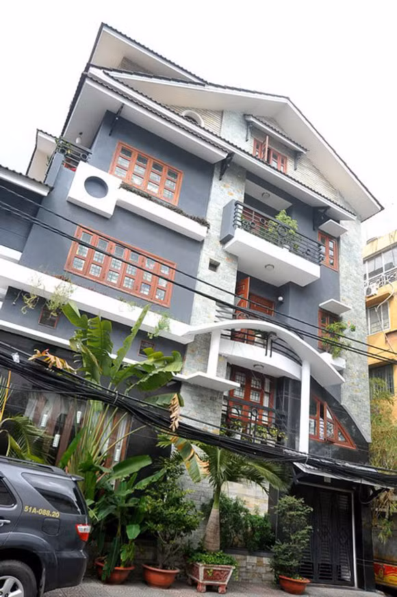 Căn nhà bề thế có giá trị khoảng 2 triệu USD nằm trên mặt tiền đường 3/2 là tổ ấm hạnh phúc của cặp vợ chồng ca sĩ - hotgirl Lý Hải - Minh Hà.
