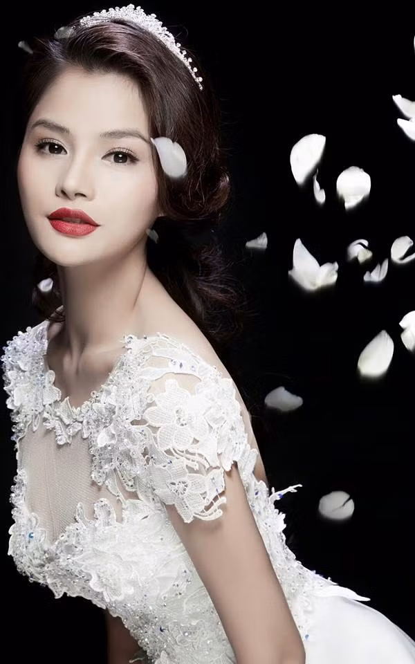 Bà mẹ một con khiến nhiều người ghen tị bởi vòng eo con kiến.