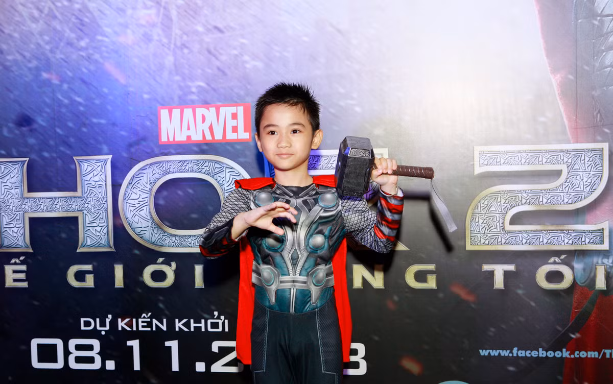Bé Sonic con trai Kim Hiền ra dáng người lớn trong bộ đồ Thần sấm Thor.