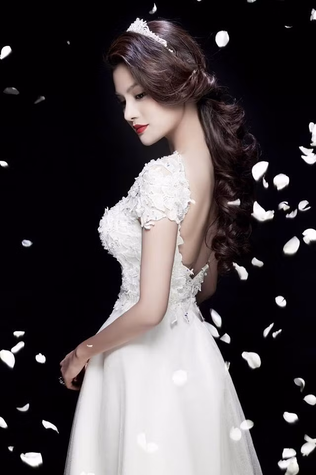 Được biết, đây là một thiết kế trong BTS cưới người đẹp sẽ cho trình diễn vào tháng 10 tới ở một khách sạn sang trọng trong TPHCM.