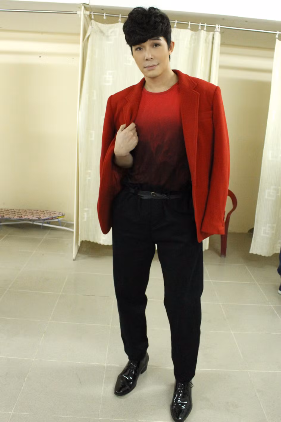 Ca sĩ - người mẫu Nathan Lee uất hiện với gu thời trang nổi bật ở đêm liveshow đầu tiên của cuộc thi hát Opera Chinh phục đỉnh cao. Trước đó, cái tên Nathan Lee thường xuyên xuất hiện gắn liền với các vụ tai tiếng: khoe mẽ...
