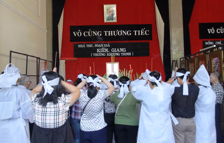 Ông vừa qua đời khi đang từ quê ở tỉnh Kiên Giang lên TP HCM làm từ thiện. Linh cữu soạn giả Kiên Giang đang quàn tại nhà tang lễ TP HCM...