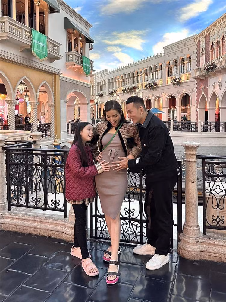 Người hâm mộ được chiêm ngưỡng vòng 2 ngày một lớn dần của Phương Trinh Jolie nhờ những bộ đầm bó.