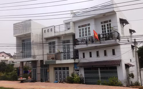 3 căn nhà của các hộ dân trên đường Phạm Văn Đồng bị nghiêng, lún có nguy cơ đổ sụp bất cứ lúc nào.