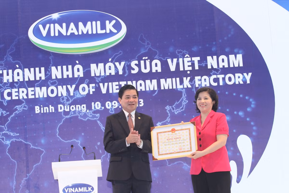 Bà Mai Kiều Liên, Chủ tịch HĐQT kiêm Tổng giám đốc Vinamilk nhận bằng khen