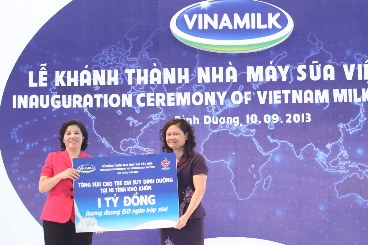 Bà Mai Kiều Liên tặng sữa cho trẻ em