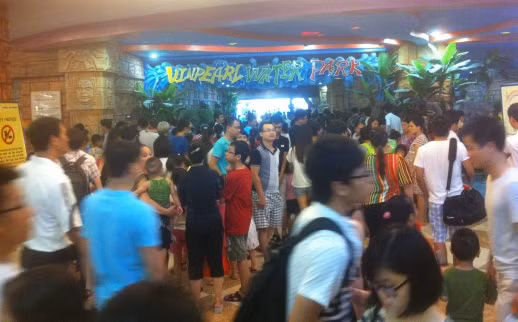 Người dân chen nhau xếp hàng mua vé tại Công viên nước