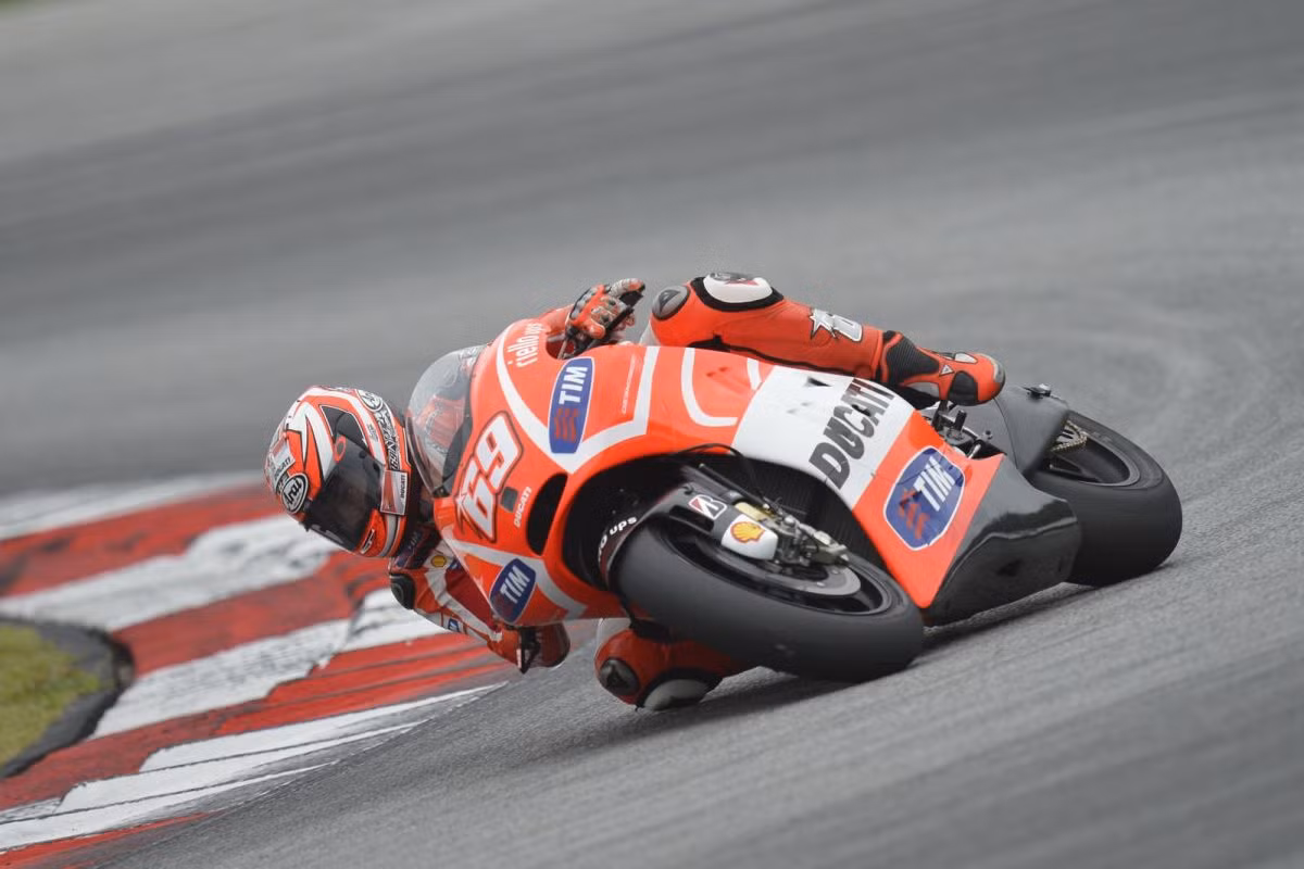 Ducati Desmosedici GP13 được trang bị động cơ có công suất 235 mã lực tại vòng tua 19000 vòng/phút. Khối động cơ 1000cc này có công suất cực đại 225 mã lực, có thể giúp siêu mô tô của Ducati đạt vận tốc tối đa hơn 330 km/h.