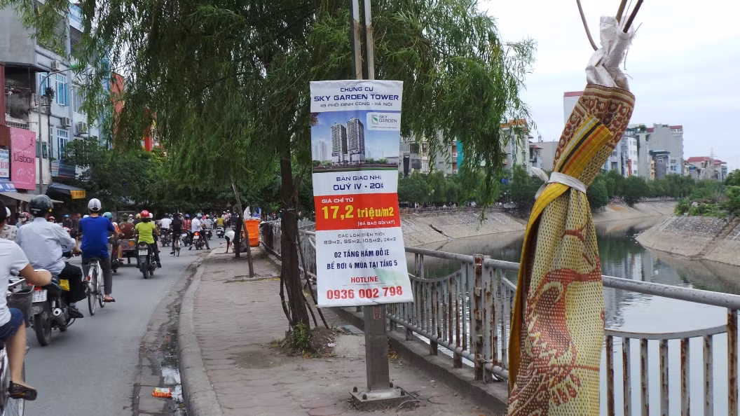 Thêm những căn hộ tiền tỷ trên cột đèn đường bên bờ sông Tô Lịch