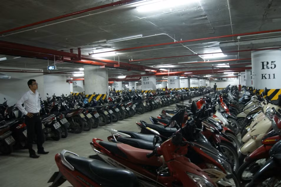 Nhiều người "sập bẫy" mời chào của cò, để gửi xe với giá trên trời. Trong khi thực tế, bãi gửi xe bên trong TTTM đều được đánh số thứ tự rõ ràng, chỉ cần nhớ số cột tại nơi để xe, khách có thể dễ dàng tìm thấy xe của mình. Giá gửi xe tại đây cũng chỉ có 2.000 đồng/xe máy.