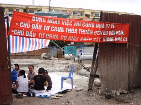 Cư dân căng lều, bạt, phản đối chủ đầu tư thi công công trình năm 2010.