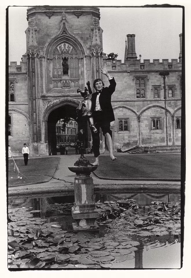 Dù chưa bao giờ là sinh viên tại Oxford, Jones rất quan tâm tới sức ảnh hưởng về kinh tế và văn hóa mạnh mẽ của trường đại học này. Sau khi rời trường phổ thông hỗn hợp Oxford năm 16 tuổi, Jones nhận được một công việc tại thư viện dưới lòng đất Bodleian (thuộc Đại học Oxford). “Có thể là tối tăm và bụi bặm nhưng có một cảm giác lãng mạn và phấn khích khi bạn đi dọc theo các hành lang", Jones viết trong lời mở đầu cuốn sách. Ảnh: Dafydd Jones.
