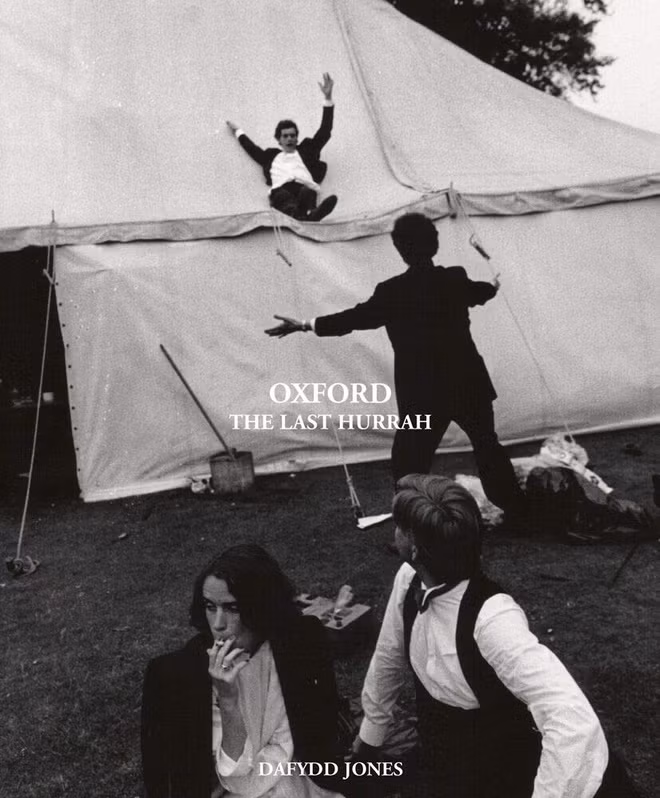 Trong cuốn Oxford: The Last Hurrah (tạm dịchOxford:Thời kỳ huy hoàng cuối), xuất bản ngày 1/7, chúng ta thấy những gương mặt quen thuộc của xã hội thượng lưu Anh vào thời điểm họ sắp trưởng thành. Ảnh: Dafydd Jones.