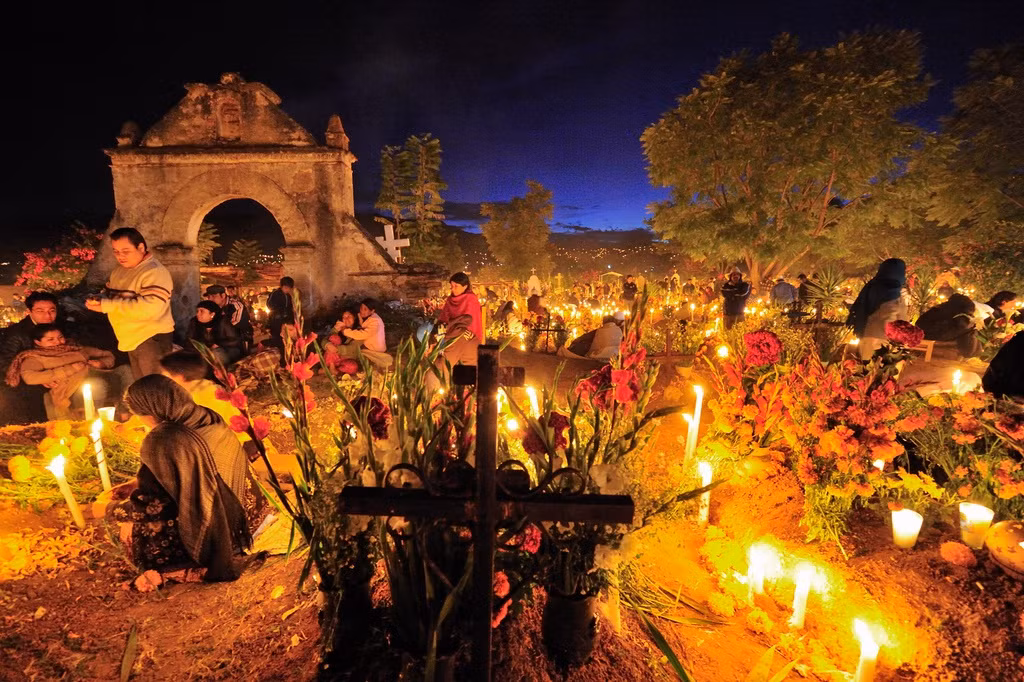 Lễ hội Día de los Muetos (Ngày của người chết) được tổ chức thường niên vào 2 ngày đầu tiên trong tháng 11 tại Mexico. Lễ hội bắt nguồn từ vài nghìn năm trước ở thành phố Oaxaca, phía đông nam đất nước này. Ảnh: National Geographic.