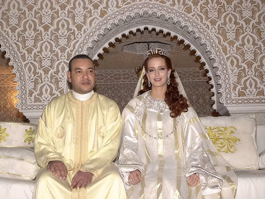 Năm 2002, Công chúa Lalla Salma kết hôn với Quốc vương Morocco Mohammed VI. Trong lễ cưới của mình, cô mặc trang phục truyền thống màu trắng được điểm xuyết đá quý. Được biết, Công chúa Lalla Salma là người vợ đầu tiên của Quốc vương được công khai thừa nhận và được phong tước hiệu hoàng gia.