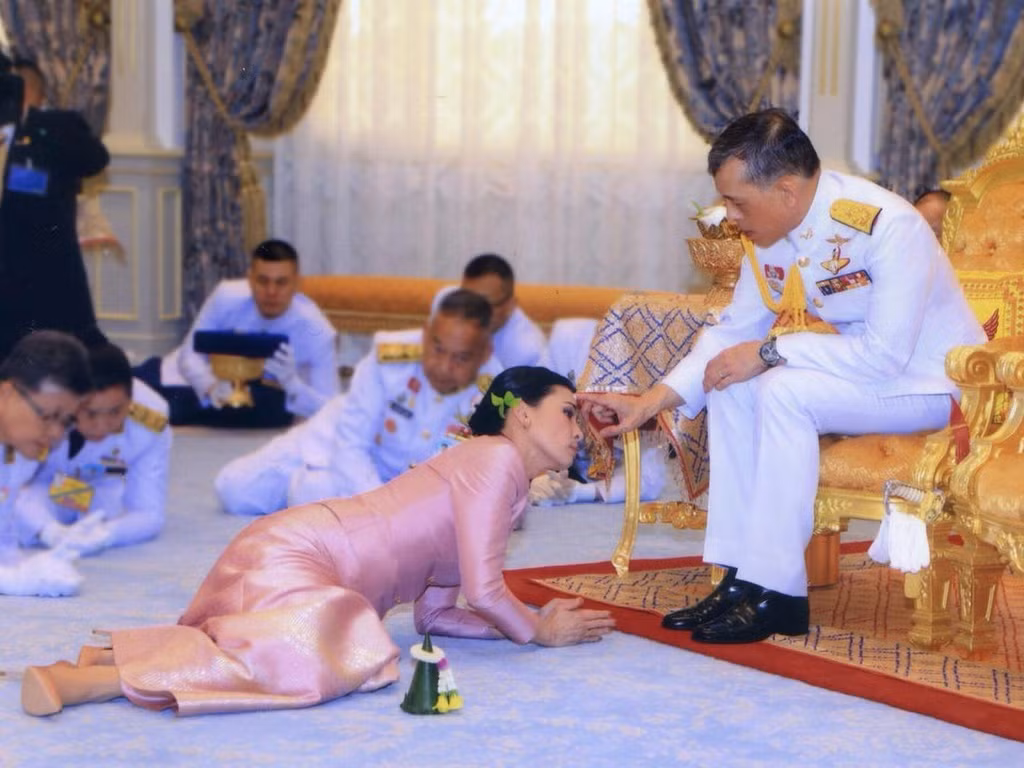 Trong đám cưới bất ngờ của mình với Quốc vương Thái Lan Maha Vajiralongkorn năm 2019, Hoàng hậu Suthida Tidjai mặc một bộ gồm áo và váy dài màu hồng ánh kim. Trước khi trở thành tân Hoàng hậu Thái Lan, bà từng là tiếp viên hàng không của hãng Thai Airways. Sau đó, bà gia nhập quân ngũ và được bổ nhiệm vào vị trí lãnh đạo đội cận vệ của nhà vua với cấp bậc Thiếu tướng.