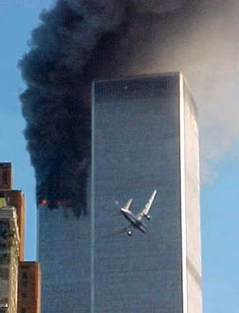 Lúc 8h46, chuyến bay 11 của hãng American Airlines - trên đường tới Los Angeles, bị các phần tử khủng bố al-Qaeda cướp tại sân bay Boston - đâm thẳng vào tháp phía bắc của Trung tâm Thương mại Thế giới. Ảnh: AP