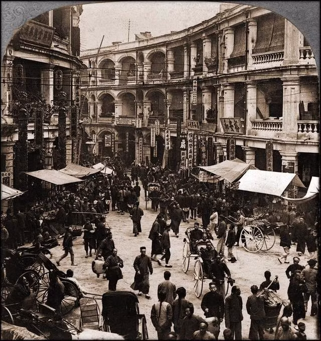 Đường phố Hồng Kông trong ngày đầu tiên của năm mới. Ảnh được chụp năm 1902.