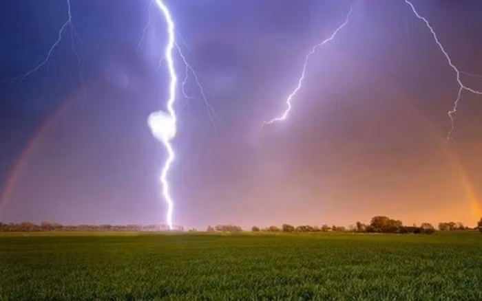 Người đàn ông ở Bình Định bị sét đánh tử vong ngoài đồng Nguoi dan ong o Binh Dinh bi set danh tu vong ngoai dong