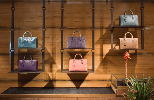 Hiện Loewe có khoảng 10 cửa hàng ở Tây Ban Nha và chuỗi cửa hàng khác tại 33 quốc gia trên thế giới.