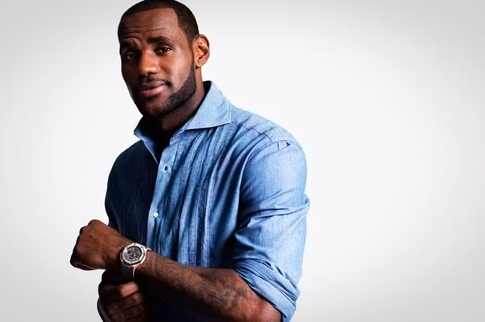 LeBron James với chiếc đồng hồ Audemars Piguet Royal Oak Offshore trị giá 50.000 USD.