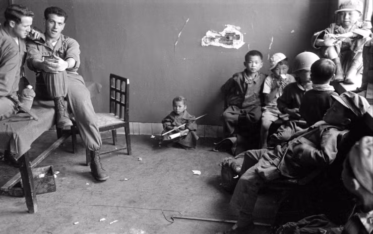 Trẻ em mồ côi ở bán đảo Triều Tiên ở chung với lính Mỹ năm 1951.