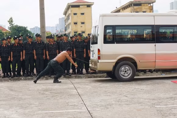 Dùng thanh sắt đẩy ô tô 16 chỗ bằng yết hầu.
