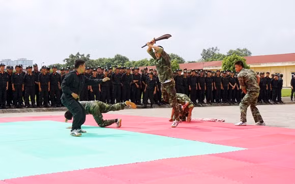1 người chống chọi với 4 đối tượng có hung khí...