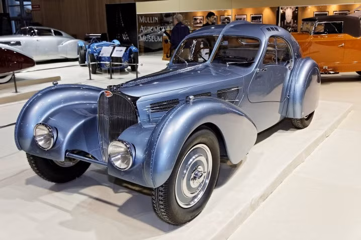 Mẫu xe cổ được cho là đắt nhất mà đại gia giấu tên chi tiền mạnh tay nhất mua đó là Bugatti Type 57SC Atlantic 1936 với giá 43,7 triệu USD. Trên thế giới chỉ có 4 chiếc Type 57SC Atlantic được tung ra thị trường. Một trong số đó từng thuộc về nhà thiết kế thời trang lừng danh Ralph Lauren.