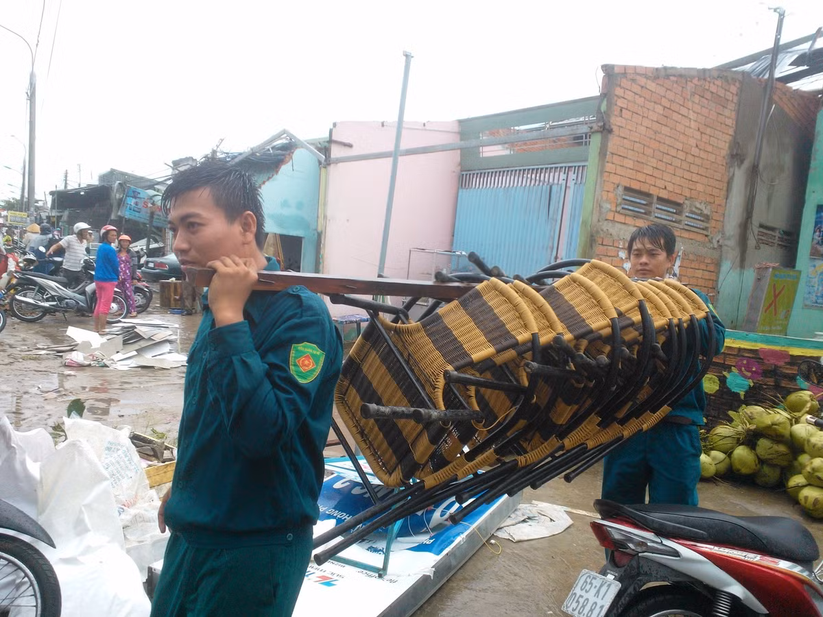 Lực lượng chức năng giúp người dân dọn dẹp, sửa chữa nhà cửa để ổn định lại cuộc sống