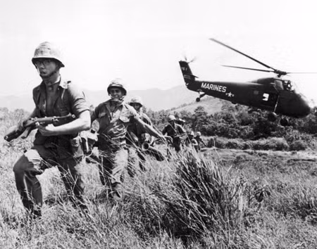 Quân đội Mỹ thực hiện cuộc đột kích vào một ngôi làng gần Đà Nẵng ngày 28/4/1965.