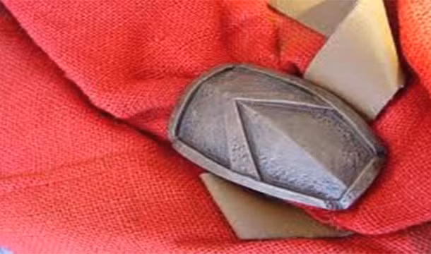 6. Đến năm 12 tuổi, trẻ em Sparta bị lấy đi tất cả mọi thứ trừ chiếc áo choàng màu đỏ. Sau đó, chúng buộc phải ngủ ngoài trời trong thời tiết lạnh giá.