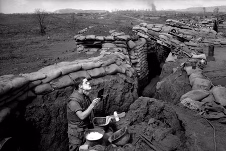 Binh nhì Roland Ball tới từ Tacoma, Washington cạo râu tại một con hào gần căn cứ ở Khe Sanh ngày 5/3/1968.